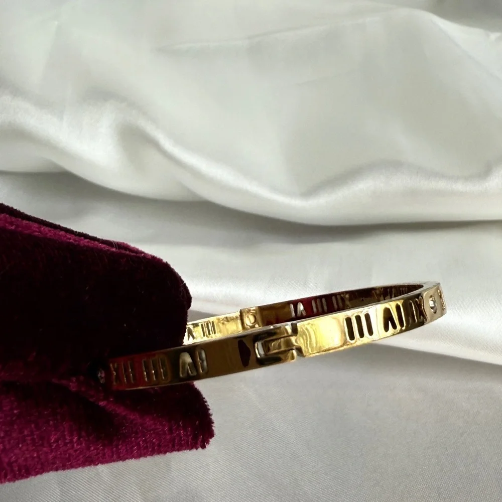 Best bracelet 
Stainless steel 
Luxury 
Roman Numeral Bracelet - Picture 8 of 13